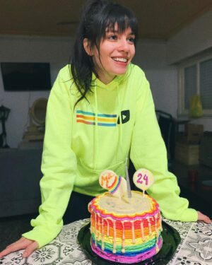 Mica Suárez Instagram - terminando mi cumpleañito 🎂🎉🌈