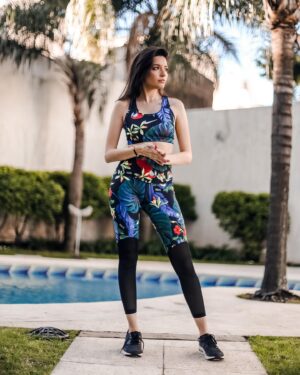 Mica Suárez Instagram - Miren como cambio si me ponen el pelo para el otro lado :o 💐🌺❤️
•
•
•
📷: @rtphotoshoot 💄: @soydanisuarez