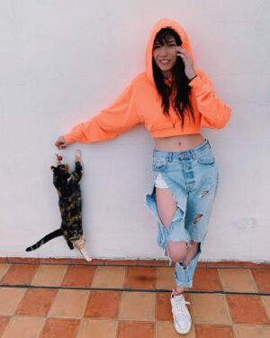 Mica Suárez Instagram - me estaba sacando fotos hasta que apareció este ser... vean esta bella secuencia por favor 🍭🐱❤️