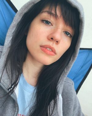 Mica Suárez Instagram - ya me encariñe con el negro 💆🏻‍♀️