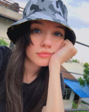 Mica Suárez Instagram - Quería sacarme fotos con el gorrito 👒