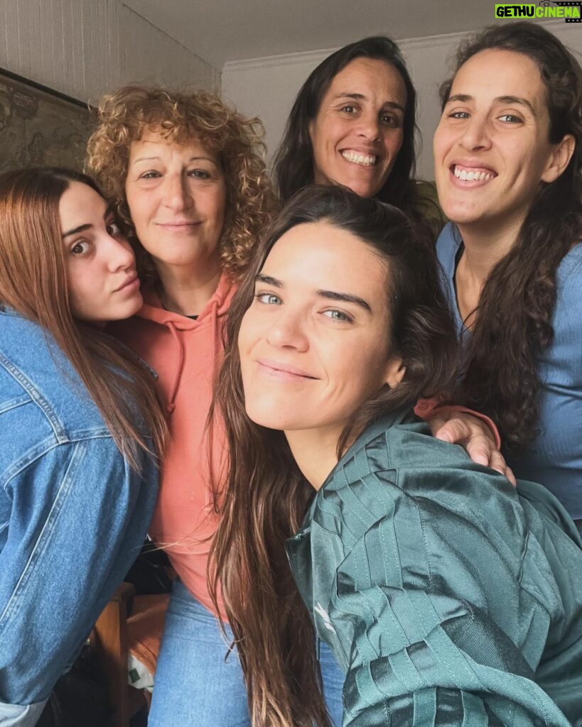 Micaela Vázquez Instagram - Finde con muchas cositas!!! 1: En casa con mi bb 2: Mamá y sisters 3: Primeros ensayos de “Jardines Salvajes” en el hermoso teatro Metropolitan 4: En la rural, feria del libro, acompañando a mi amigo @ramospatricio en la maravillosa presentación @constelacionesfamiliaresok 5: Siempre una pasada por la M da felicidad 😛 6: Viendo al rey en el teatro con el mejor equipo 🤍 Buenas noches!!! Que arranquen muy bien la semana!!!