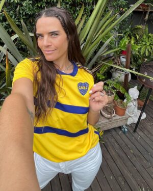 Micaela Vázquez Instagram - Estoy enamorada de la nueva camiseta alternativa de Boca que me mandaron mis amigos de @adidasar 💙💛💙

#adidasfootball #creadoconadidas