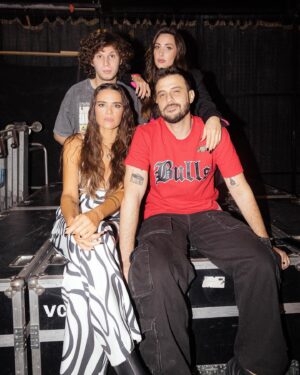 Micaela Vázquez Instagram - Este posteo es 100% agradecimiento!!!
En primer lugar a la grosa de @juanalantaron por las hermosas fotos que nos sacó el miércoles en nuestra primera función 🙏
Sigo con la numero 1 que me ayudó con todo el styling @kativara te ❤️
Y ahora si, gracias y gracias a
@naimaoficial @rickysarkany @cuatromusas @litebrush 
Y ellos que me peinaron y maquillaron que de verdad son INCREÍBLES @mauromaxdebrito Y @delavegamakeup 🙌