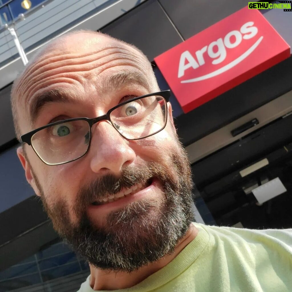 Michael Stevens Instagram - I'm back in the UK!