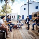 Michel Teló Instagram - Olha o que achei nas minhas fotos, turma! Que lembrança boa do #BemSertanejoASerie, muita música boa, roda de conversa e amigos. #tbt #bemsertanjoaserie #fantastico