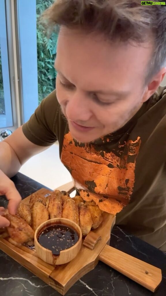 Michel Teló Instagram - Os frangos temperados da Lar têm gosto de comida de mãe. Lembram a gente da infância, da minha terrinha, Medianeira, de muita coisa boa. E além de tudo isso, o preparo é muito prático! Frango Lar. Combina com nostalgia. Combina com tudo. #CombinaComTudo #proteína #FrangoLar *publi @larcooperativa