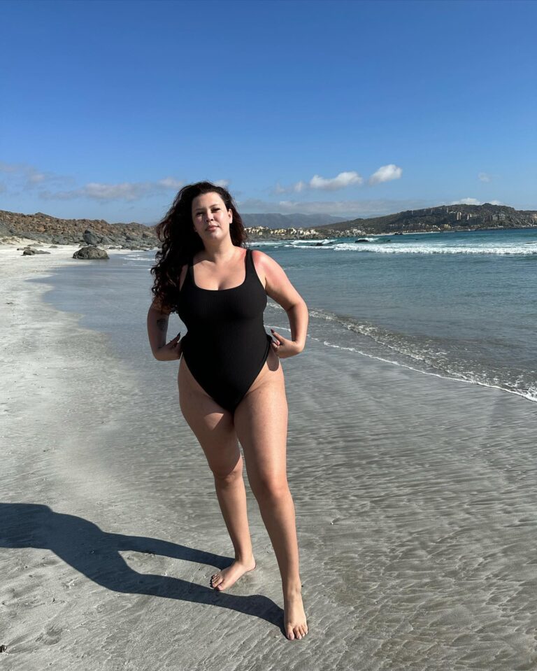 Michelle Carvalho Instagram - Just me 🖤 y una playa 🏖️