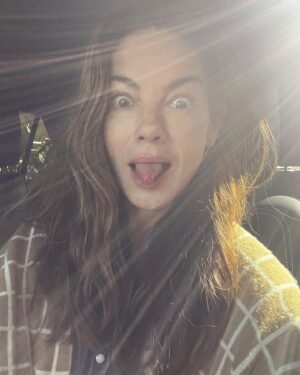 Michelle Monaghan Instagram - Shine on Friday, shine on. ✨🙌💫 #fridayfeeling