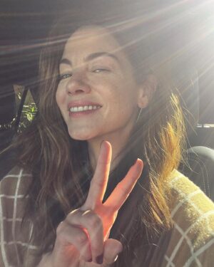 Michelle Monaghan Instagram - Shine on Friday, shine on. ✨🙌💫 #fridayfeeling
