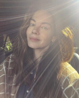 Michelle Monaghan Instagram - Shine on Friday, shine on. ✨🙌💫 #fridayfeeling