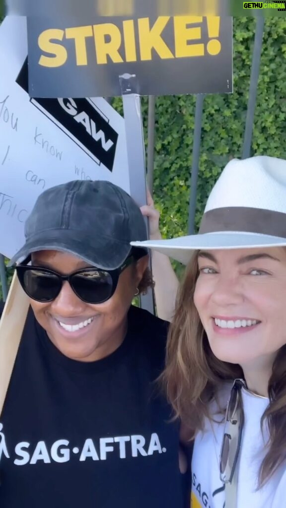Michelle Monaghan Instagram - Happy Monday! Starting the week by pounding the pavement with one of my besties @ashnb1 to protect and preserve the contributions of our invaluable artists. I love this industry deeply, and I believe every single one of its creators deserves to thrive within it! 💛 And running into a fellow treasured collaborator @katcandler is always a good thing. 🫶 #solidarity @sagaftra @wgawest @wgaeast