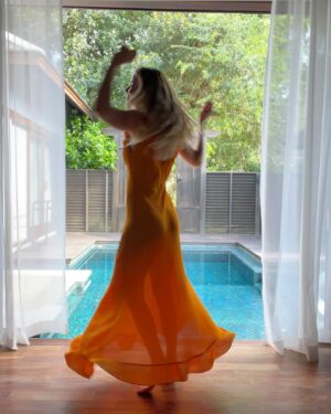 Michelle Monaghan Instagram - The thrill of it all. 🧡 (and for those of you commenting on the new hair - thx to the best of the best @traceycunningham1 and team, I’m loving my new blonde locks! 🤗 and of course donning my favorite new frock by @shopdoen. #happysaturday #lost #mood