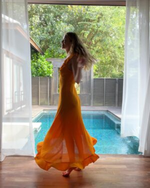Michelle Monaghan Instagram - The thrill of it all. 🧡 (and for those of you commenting on the new hair - thx to the best of the best @traceycunningham1 and team, I’m loving my new blonde locks! 🤗 and of course donning my favorite new frock by @shopdoen. #happysaturday #lost #mood
