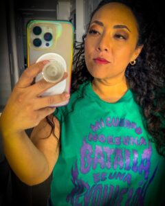Michelle Rodríguez Instagram - Vivas, seguras, vistas, aplaudidas, admiradas, escuchadas, decididas, amadas, en el poder, en calma, en casa. Cuestiona todo para ser libre Cuestionando todo para abrir brechas Cuestiona todo para no acostumbrarte a lo que te lastima Cuestionando todo para que la violencia no sea normal y replicable Cuestiona todo para ser sin miedo. Que nuestra voz resuene Que nuestros pasos guien Que nuestros cuerpos hablen Por las que vienen, por las que faltan, por las que estamos y nos tomamos de la mano. #8m #díainternacionaldelamujer #diadelamujer #8marzo 💚💜