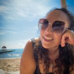 Michelle Rodríguez Instagram - 🎶 Dejas abiertas, mis cerraduras Arribó un calor, cual mes de abril Con tu llegar🎶 Dicen que el mar cura, pues yo hoy le agradecí y le pedí por todos los que han sostenido mi mano cuando mi sonrisa se ha escapado, por los que me han escuchado horas hablando de lo mismo, han secado mis lágrimas y han tomado fuerte mi mano al paso. Le agradecí por la paz y el amor que siento. Soy muy afortunada. Que bonito #cancun Que bonito seguir caminando