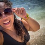 Michelle Rodríguez Instagram - 🎶 Dejas abiertas, mis cerraduras Arribó un calor, cual mes de abril Con tu llegar🎶 Dicen que el mar cura, pues yo hoy le agradecí y le pedí por todos los que han sostenido mi mano cuando mi sonrisa se ha escapado, por los que me han escuchado horas hablando de lo mismo, han secado mis lágrimas y han tomado fuerte mi mano al paso. Le agradecí por la paz y el amor que siento. Soy muy afortunada. Que bonito #cancun Que bonito seguir caminando