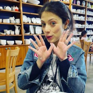 Michelle Trachtenberg Instagram - Painting is such sweet joy 🎨 #selfcare #artsy #creative #friday
