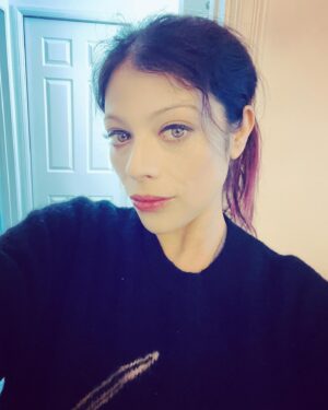 Michelle Trachtenberg Instagram - #tgif 🖤💋