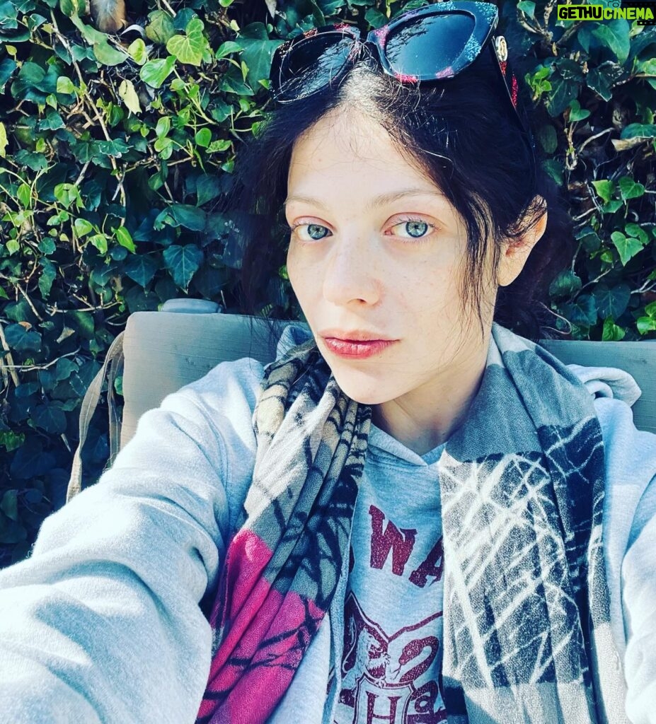 Michelle Trachtenberg Instagram - It’s good to be #natural 💙💋