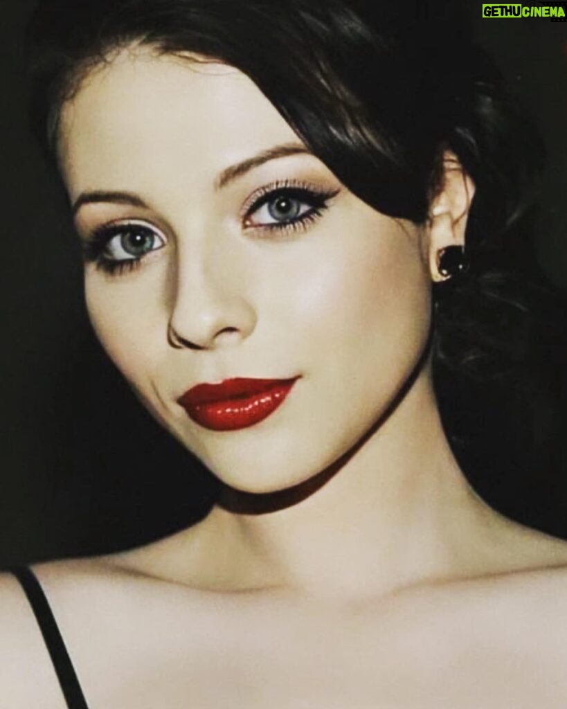 Michelle Trachtenberg Instagram - If you ever tell a woman to smile….. you have problems 💋
