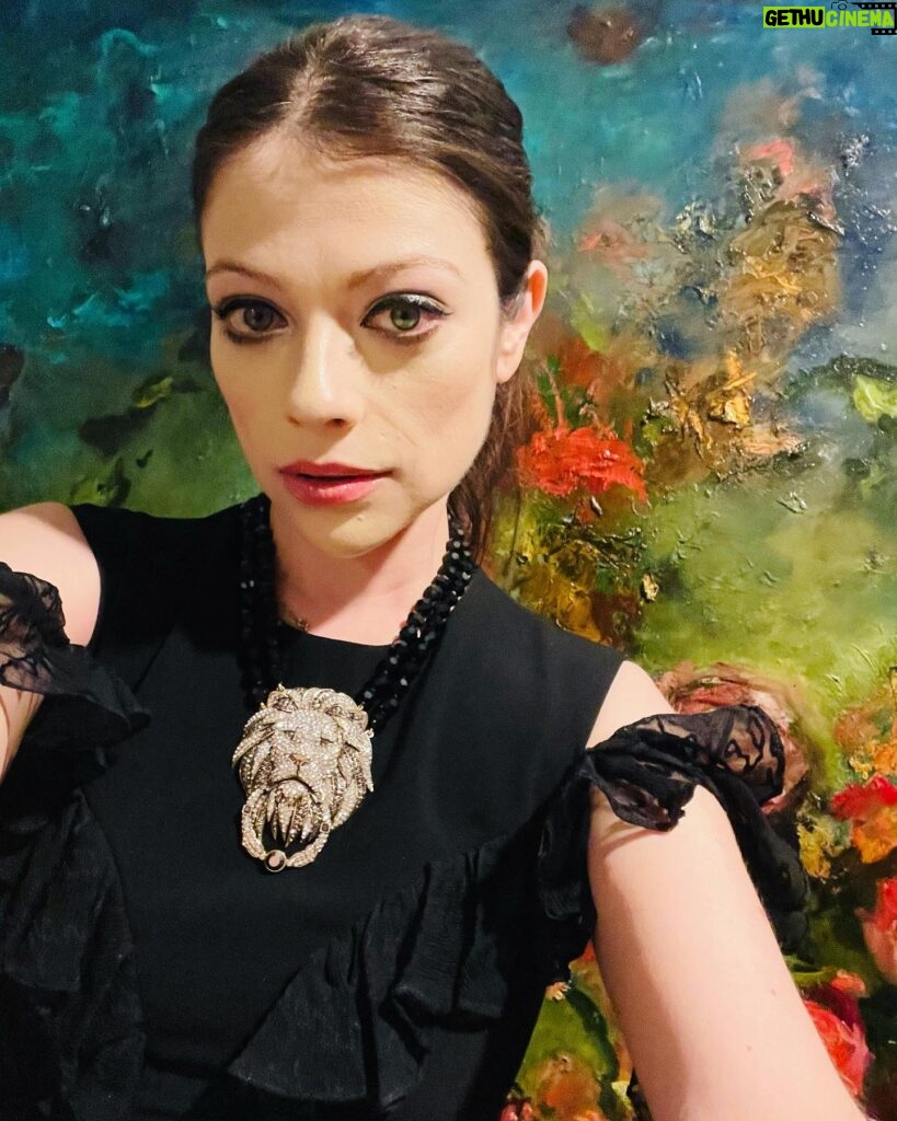 Michelle Trachtenberg Instagram - About last night… standing in front of my beautiful custom painted art piece, a birthday gift from my love @jaymcohen painted for me by the amazing artist @chrisriversart before heading off to celebrate my friend @csiriano, at his 15th anniversary book party! Thank you Jay and Chris and Christian! More photos to come 💙💋🌹🎨