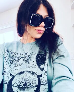 Michelle Trachtenberg Instagram - Eye don’t see your shade 🩵💋 thanks @themistermartini for biting mommy’s lip. Though shall not have treats today 🐈‍⬛