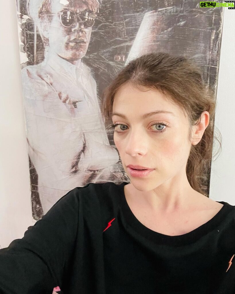 Michelle Trachtenberg Instagram - Pretending I’m a #warhol painting….strike a pose 💋 #art #vogue