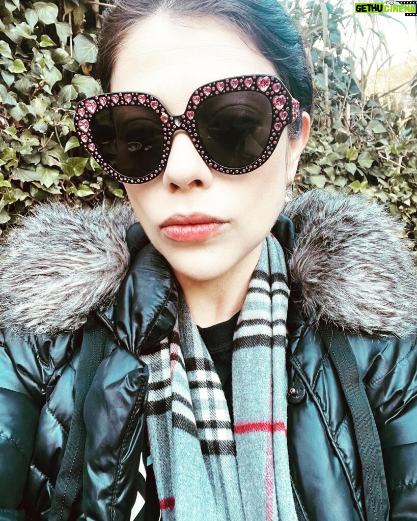 Michelle Trachtenberg Instagram - I like big sunglasses and I cannot lie! Winter Wonderland in La La land 💖💋 #holidays