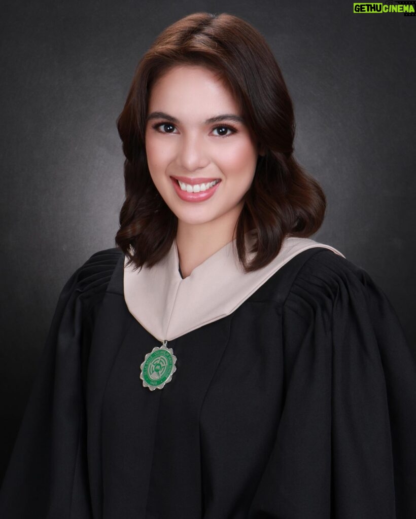 Michelle Vito Instagram - “She believed she could, so she did.” 🎓⁣ – R.S. Grey ⁣ ⁣ ⁣ I’m finally graduating! 👩🏻‍🎓 Although it took some time and some delays, my college life has now come to an end. I’ve always wanted to go to a regular school instead of doing online classes, even though I know that it would have been really hard, especially because I also have work. I wanted to live the life of a regular student.. Going to school, 10 mins break and long breaks, kain sa cafeteria and around taft, the feeling of being in a classroom, school activities, and marami pa. I’ll never forget my struggles in hard classes, mga puyat, and my cramming mode. 😅 Other memorable moments come from the times when I go to school straight from work and vice versa, mga pakiusap sa professors, thesis hanggang madaling araw, at walang katapusang revisions. Haha! 🥺 My college life is not only about graduating, getting my diploma, and having a degree but also about the unforgettable and irreplaceable experiences in between. ⁣ ⁣ A huge thanks to everyone who inspired and helped me along the way, including my family, friends, schoolmates, and professors. I wouldn’t have made it this far without you guys. Lastly, to God, alam kong nandiyan ka the whole time, and thank you for listening to and answering my prayers. ⁣ ⁣ Benilde… Thank you for the five years filled with wonderful experiences. 💚 I only hoped that I could’ve ended my college journey at school and with a grand graduation ceremony.. 🥺 Even though I’ve dreamed and waited for that moment for many years, the current situation taught me to be content and grateful for what we have at the moment. Everything happens for a reason, and I know God is teaching us a lesson. All is well with Him.. 🙏🏻 ⁣ Animo Benilde! 🏹💚⁣ ⁣ 𝐌𝐢𝐜𝐡𝐞𝐥𝐥𝐞 𝐌𝐚𝐫𝐢𝐞 𝐑. 𝐕𝐢𝐭𝐨⁣ 𝟏𝟏𝟒𝟑𝟔𝟏𝟓𝟑⁣ 𝐁𝐚𝐜𝐡𝐞𝐥𝐨𝐫 𝐨𝐟 𝐒𝐜𝐢𝐞𝐧𝐜𝐞 𝐌𝐚𝐣𝐨𝐫 𝐢𝐧 𝐇𝐮𝐦𝐚𝐧 𝐑𝐞𝐬𝐨𝐮𝐫𝐜𝐞 𝐌𝐚𝐧𝐚𝐠𝐞𝐦𝐞𝐧𝐭
