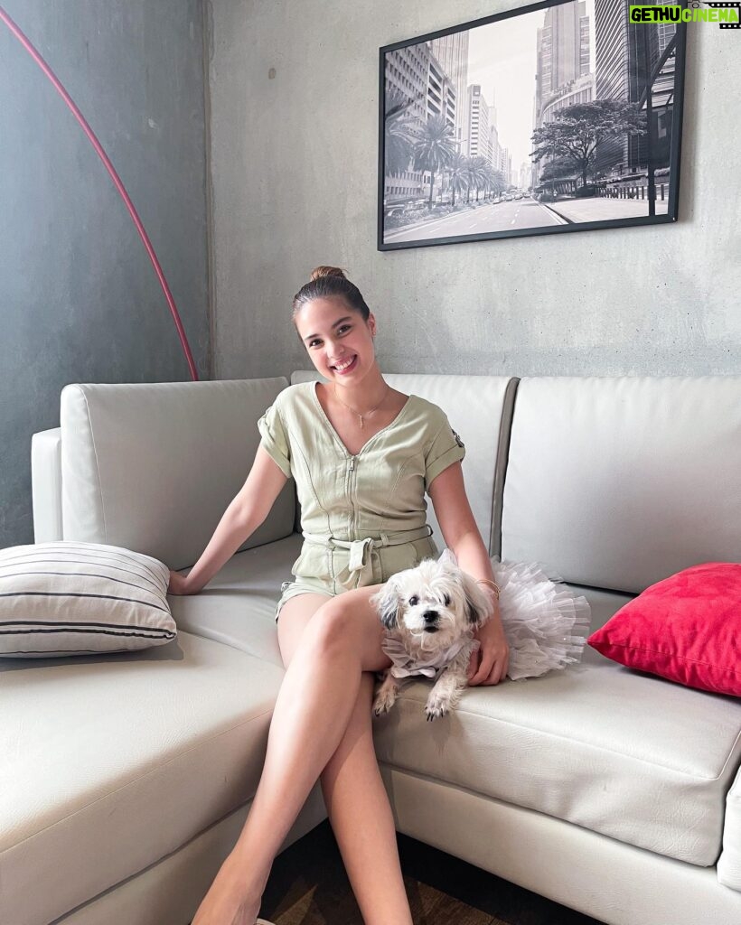 Michelle Vito Instagram - Those staycations where we can bring our fur babies along are the best. 🐾 We definitely had a great time! @bhotelqc 🤍 Wearing: @guess #guessph