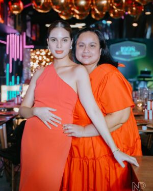 Michelle Vito Instagram - Happy 50th birthday, mommy! 🫶🏻 I love you more than you know. 

Always grateful to my @_illospartytrays family for always being there especially on our important life events. @1998loungebyillos 

Captured moments by @niceprintphoto 📸

Photoman: @mibphotomanph 
Cake: @cassys.choice20 
Milkteas: @thealleyphilippinesofficial