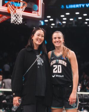 Michelle Wie Instagram - Was incredibly cool to see the sold out crowd today for the @nyliberty vs @indianafever game! The vibes were high today, let’s keep it going tomorrow at @mizuholpga !!! Thanks for having me out @nyliberty 🫶