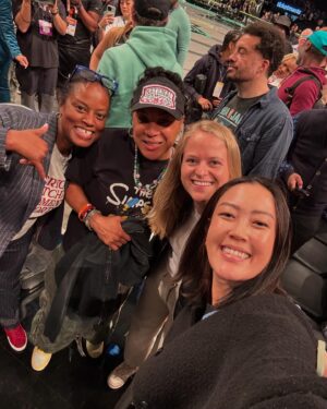 Michelle Wie Instagram - Was incredibly cool to see the sold out crowd today for the @nyliberty vs @indianafever game! The vibes were high today, let’s keep it going tomorrow at @mizuholpga !!! Thanks for having me out @nyliberty 🫶