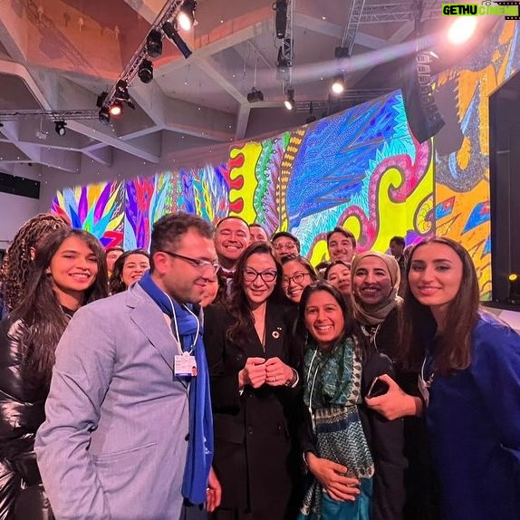 Michelle Yeoh Instagram - Received humbly my Crystal award with the most amazing Francis Kéré Wizard architect Pritzker Prize and legend Nile Rodgers… 🙇🏻‍♀🙇🏻‍♀🙇🏻‍♀ and surrounded by our next generation of movers and shakers! @worldeconomicforum #WEF2024