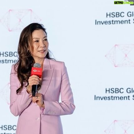 Michelle Yeoh Instagram - Very happy to be back and meet so many old friends and the new ones too! 🥰✨🥂 Thank you @HSBC for inviting me to their Global Investment Summit in Hong Kong.