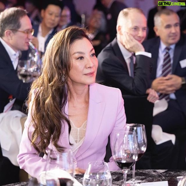 Michelle Yeoh Instagram - Very happy to be back and meet so many old friends and the new ones too! 🥰✨🥂 Thank you @HSBC for inviting me to their Global Investment Summit in Hong Kong.