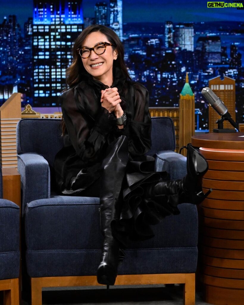 Michelle Yeoh Instagram - @michelleyeoh_official is here to talk @netflix’s The Brothers Sun, @everythingeverywheremovie and @wickedmovie! #FallonTonight 📷 @toddowyoung
