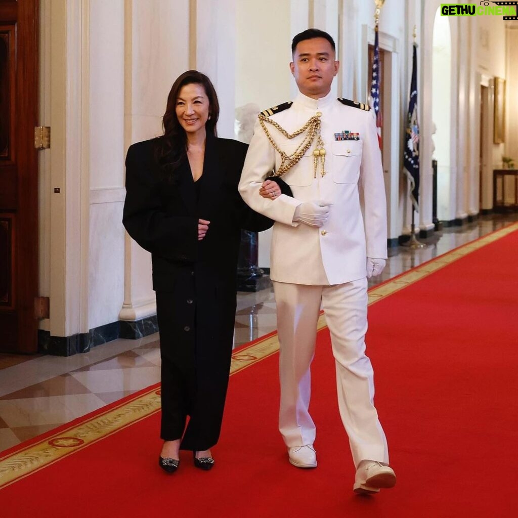 Michelle Yeoh Instagram - Thank you my amazing team! ✨ Hair: @renatocampora Makeup: @sooparkmakeup Styling / Suit: @balenciaga Shoes: @rogervivier Watch: @richardmille Earrings: @official_mikimoto