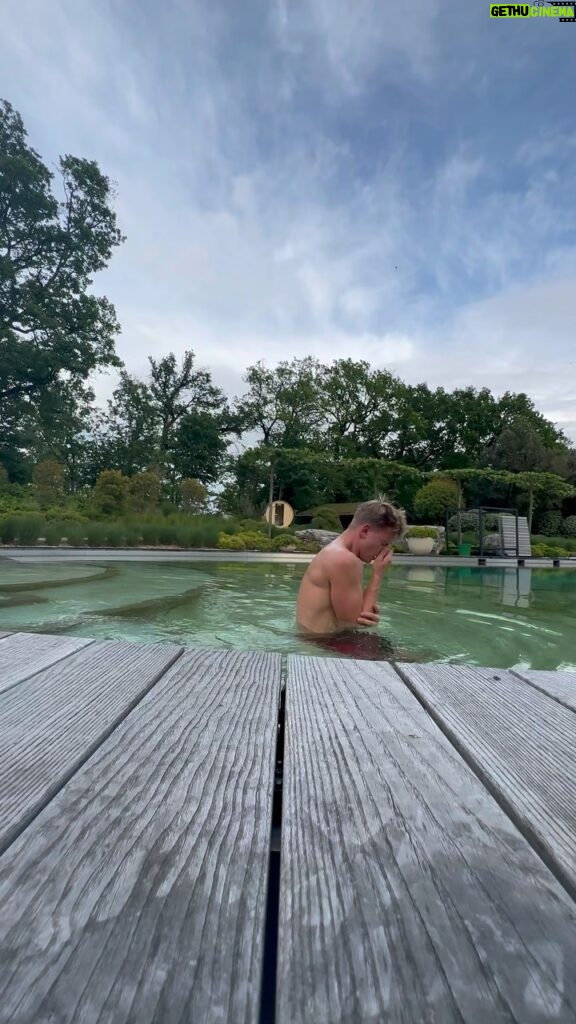 Mick Schumacher Instagram - Just keep swimming, just keep swimming 🎶 🥶 It’s colder than it looks!! Feels like Sweden all over again.