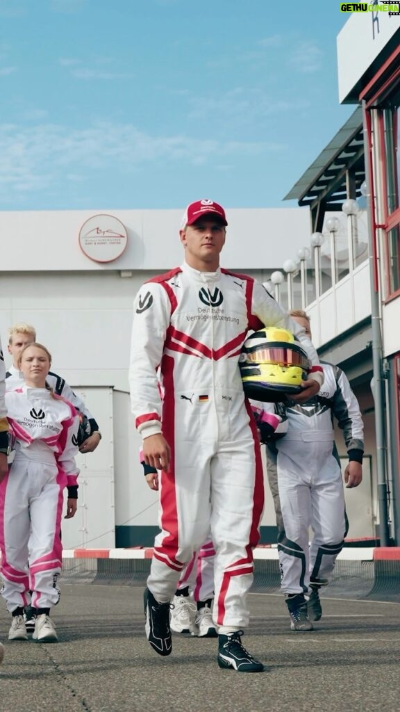 Mick Schumacher Instagram - 20 Fahrer 🏎️ 10 Teams 🤝 24 Runden 🔁 jede Menge Spaß und Adrenalin 🙃 aber nur ein Sieger-Team 🥇🚀 Mehr von „Mick’s Kart Race“ ➡️ ab 03.09. 18 Uhr 🕕 auf youtube.dvag! #DVAG #MickSchumacher #MSC47