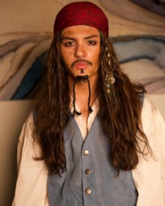 Miguel Mora Instagram - Happy Halloween mate 🍻 #captainjacksparrow #jacksparrow #piratesofthecaribbean #disney #johnnydepp #halloween #halloweencostume #halloween2023 #costume #miguel #miguelmora @johnnydepp