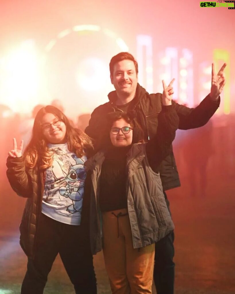 Mikaal Zulfiqar Instagram - #AboutLastNight Took the girls to the @flaminhot.soundfest Event. We all had a blast. Super event by @jbnjaws Celebrity Management @thinkepic #FlaminHotSoundfest