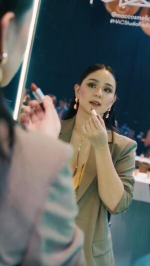 Mikee Quintos Instagram - Find your shade for the new “Serum-powered Foundation” by @maccosmeticsph  #MACStudioRadiance 

🎥 @clarisongodfrey
