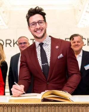 Mikhail Varshavski Instagram - It’s officially ❤️ month and I was blessed to support the @american_heart association on its mission to bring more awareness to prevention, CPR education, and patients battling heart disease! 

From ringing the @nyse opening bell to teaching a live world-wide CPR course to supporting the wear red for women event, I can say this has been a week for the books! #nationoflifesavers #heartmonth #aha