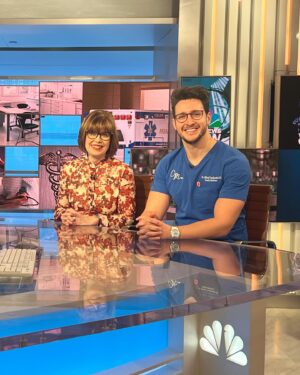 Mikhail Varshavski Instagram - It’s officially ❤️ month and I was blessed to support the @american_heart association on its mission to bring more awareness to prevention, CPR education, and patients battling heart disease! 

From ringing the @nyse opening bell to teaching a live world-wide CPR course to supporting the wear red for women event, I can say this has been a week for the books! #nationoflifesavers #heartmonth #aha
