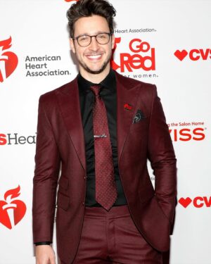 Mikhail Varshavski Instagram - It’s officially ❤️ month and I was blessed to support the @american_heart association on its mission to bring more awareness to prevention, CPR education, and patients battling heart disease! 

From ringing the @nyse opening bell to teaching a live world-wide CPR course to supporting the wear red for women event, I can say this has been a week for the books! #nationoflifesavers #heartmonth #aha