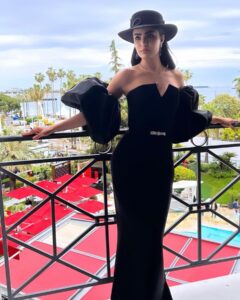 Mila Alzahrani Instagram - In @festivaldecannes with my lovely Family @boucheron attending #KILLERSOFTHEFLOWERMOON Thanks for an amazing team 💕 Jewellery: @boucheron Stylist @rawankattoa Photographer: @davide._.corona_ Dress @nihanpeker Hat @farouk_chekoufi @maisonvirginieparis Make Up @giuliacohen @yslbeauty Hair @alexis.parente Management @wearehalocollective @zeenazaiid
