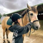 Milana Khametova Instagram - Такой прекрасный день случился с нами вчера! Кто не знал, 🐴 - моя любовь!❤️ Знакомьтесь - это Град! 🐎 посмотрите, какой красавчик!😍 А еще вчера была банька, купель под теплым летним дождем, ныряли в чистейшее озерко и катались на 🛶! Спасибо огромное нашим друзьям Инге и Дмитрию за такой незабываемый отдых!🫶🏼 Кстати, ребят! я сняла для вас небольшой влог, все покажу там! А пока жду от вас ❤️