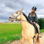 Milana Khametova Instagram - Такой прекрасный день случился с нами вчера! Кто не знал, 🐴 - моя любовь!❤️ Знакомьтесь - это Град! 🐎 посмотрите, какой красавчик!😍 А еще вчера была банька, купель под теплым летним дождем, ныряли в чистейшее озерко и катались на 🛶! Спасибо огромное нашим друзьям Инге и Дмитрию за такой незабываемый отдых!🫶🏼 Кстати, ребят! я сняла для вас небольшой влог, все покажу там! А пока жду от вас ❤️